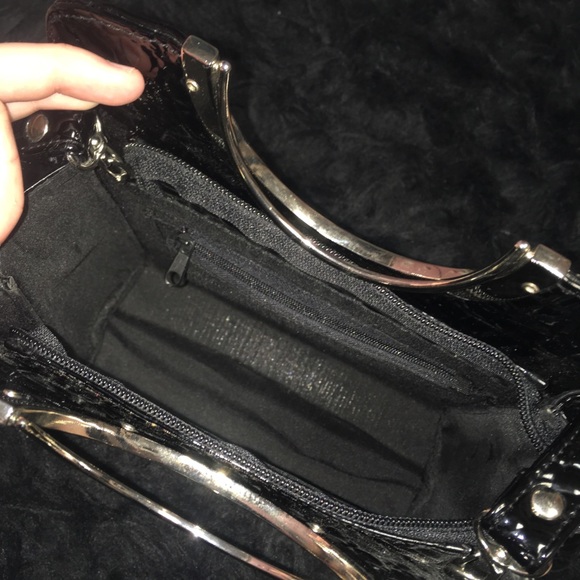 Guess purse - Picture 2 of 8